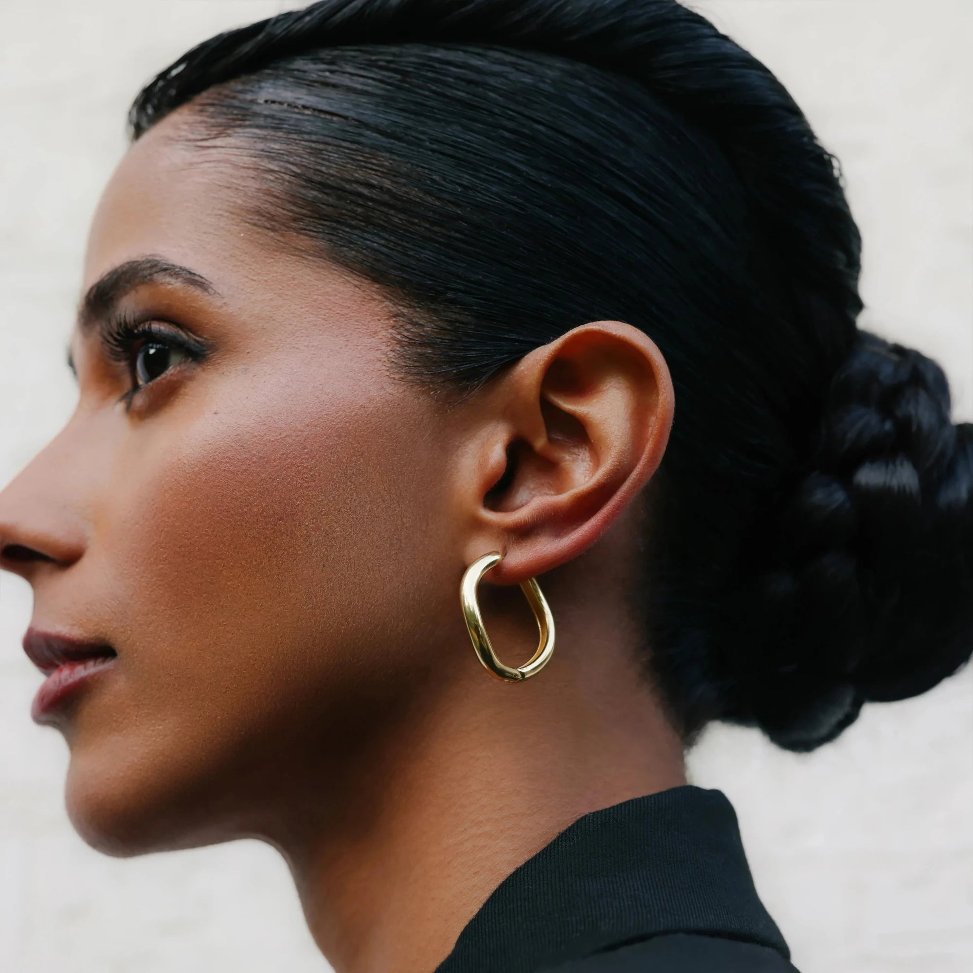 Essentia Athena Hoops earring of 18kt gold-plated brass jewellery by Dori
